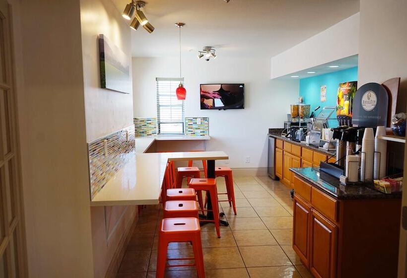 ホテル Howard Johnson By Wyndham Salinas