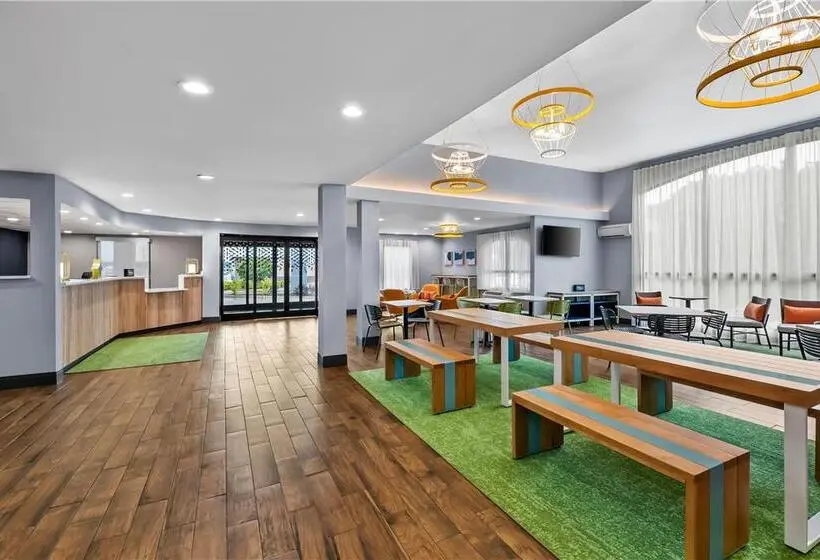 ホテル Spring Lake Inn & Suites   Fayetteville