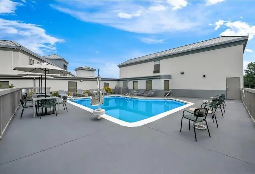 ホテル Spring Lake Inn & Suites   Fayetteville