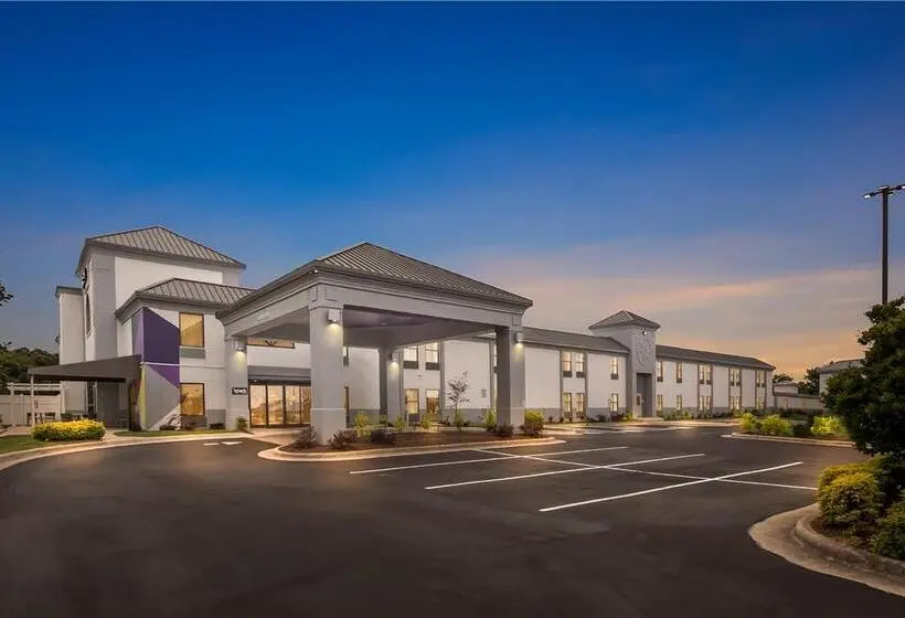 ホテル Spring Lake Inn & Suites   Fayetteville