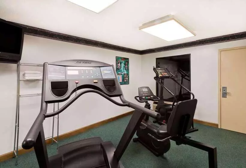 호텔 Super 8 By Wyndham Huntersville/charlotte Area