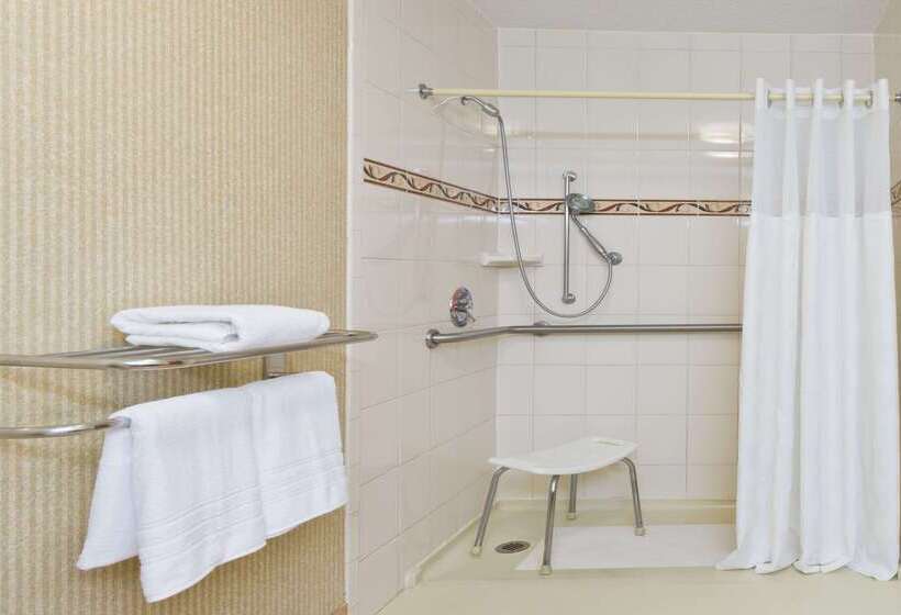 فندق Super 8 By Wyndham Huntersville/charlotte Area