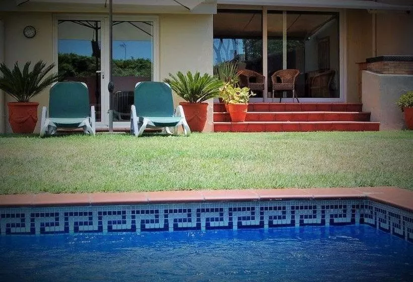 Casa A 15 Minutos De La Playa, Con Jardin Privado Y Piscina