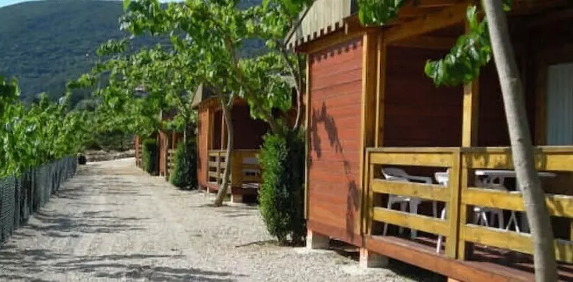 Hotelli Cabañas Y Bungalows La Falaguera