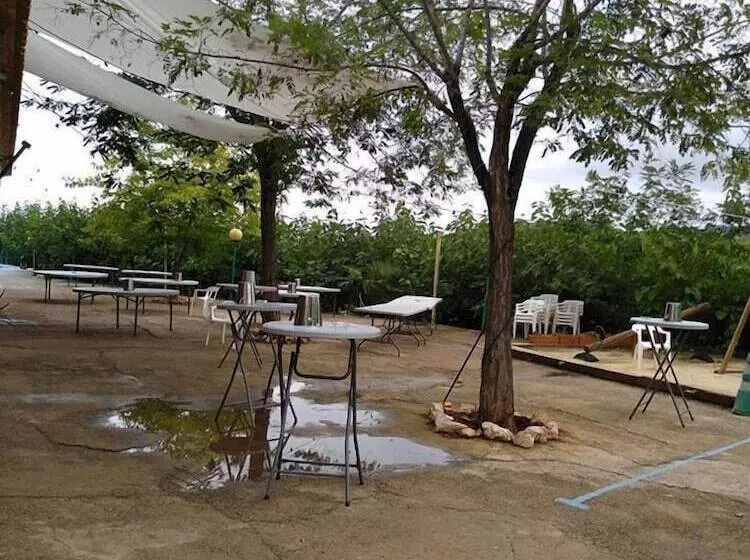 Hotelli Cabañas Y Bungalows La Falaguera