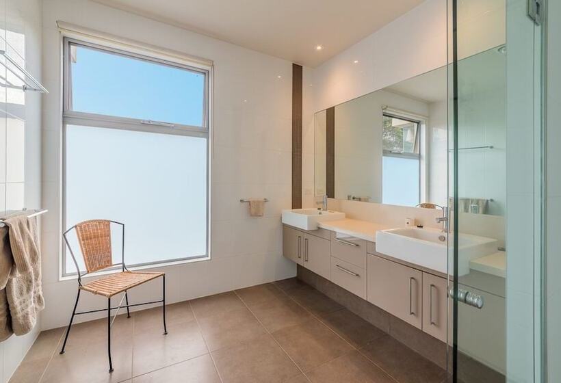 9 Charmandene Court, Cowes