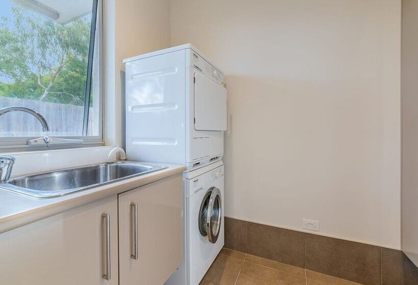 9 Charmandene Court, Cowes