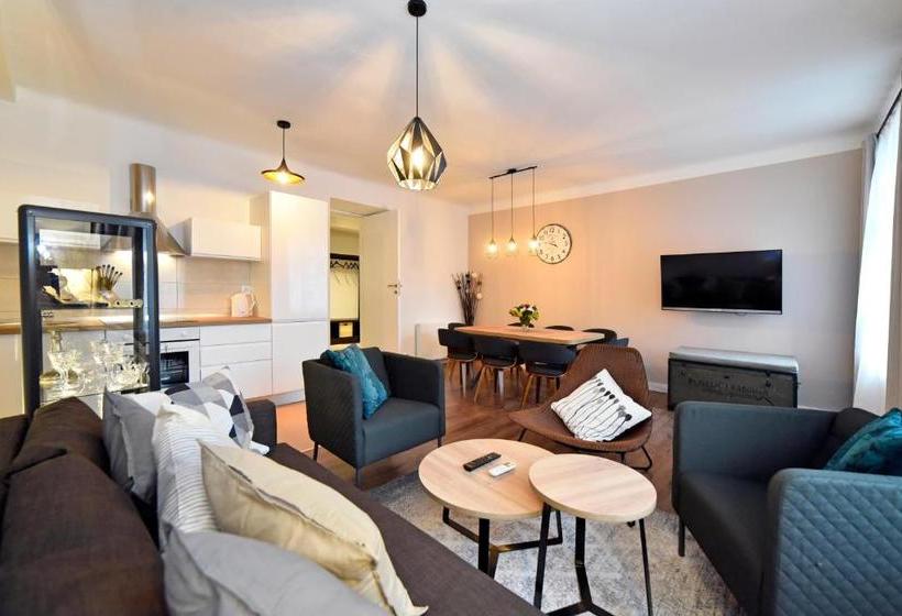 פנסיון Premium Central Apartment & Room