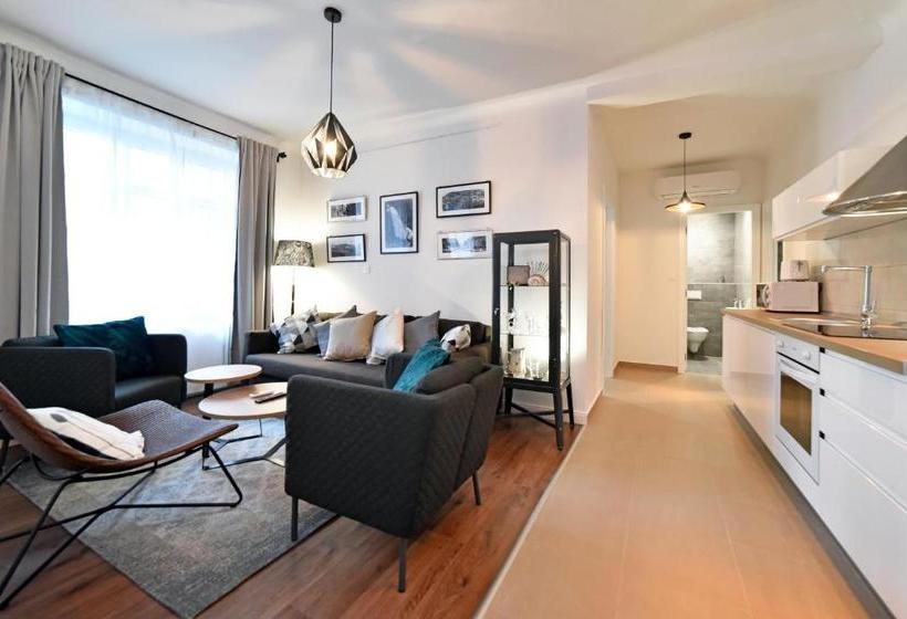 פנסיון Premium Central Apartment & Room