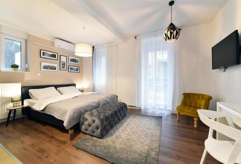 פנסיון Premium Central Apartment & Room