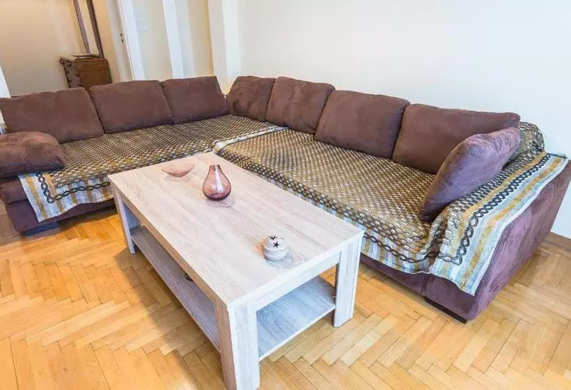 Cozy Central Apartment