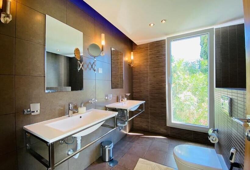 The Lake Villa Mountains & Sea View