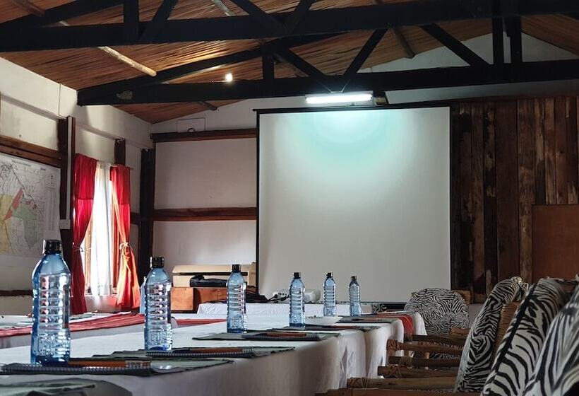 هتل Swara Acacia Lodge