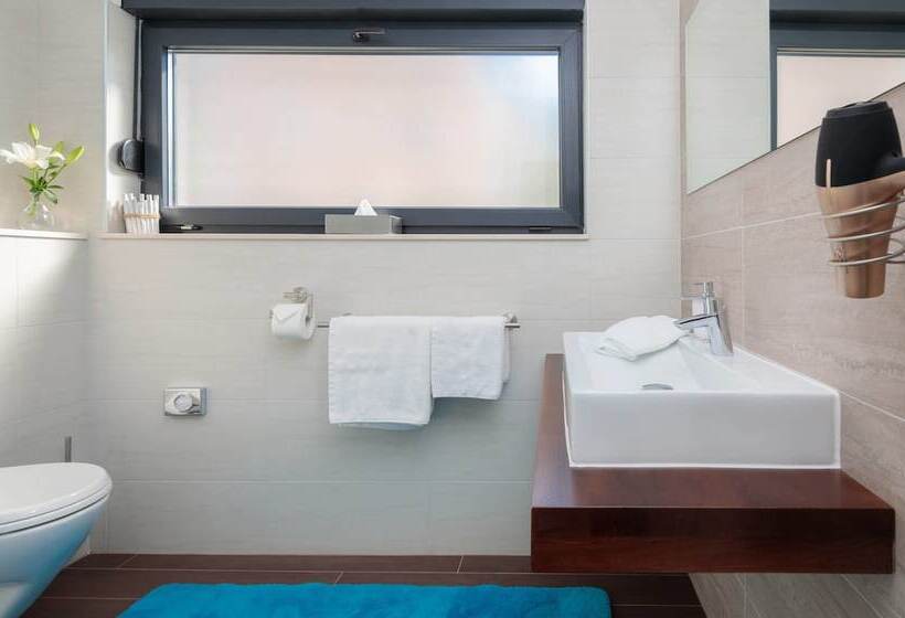 Villa Salt   10 People, Heated Pool, Trogir, Near Beach & Split Airport