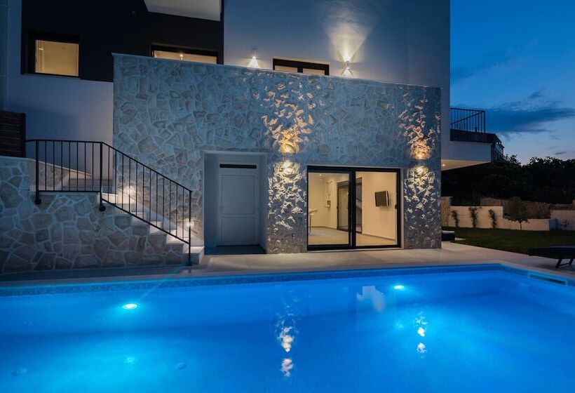 Villa Salt   10 People, Heated Pool, Trogir, Near Beach & Split Airport