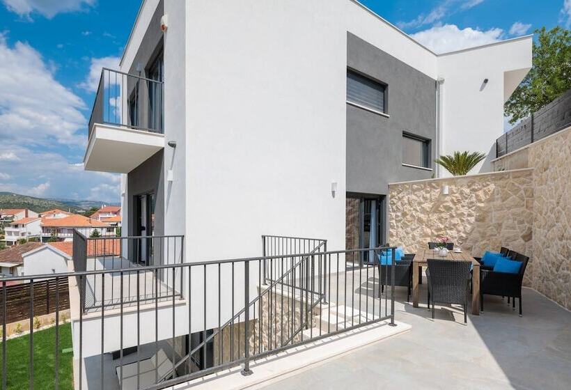 Villa Salt   10 People, Heated Pool, Trogir, Near Beach & Split Airport