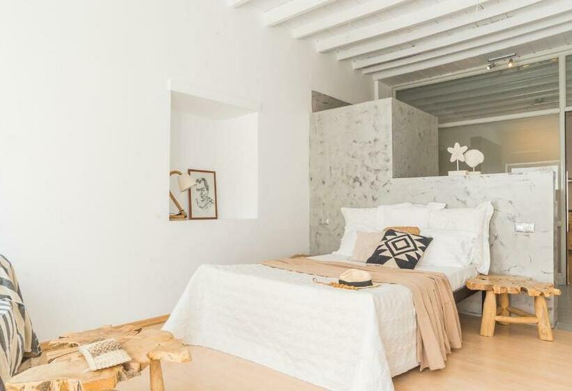 Aretousa Deluxe Downtown Apartment