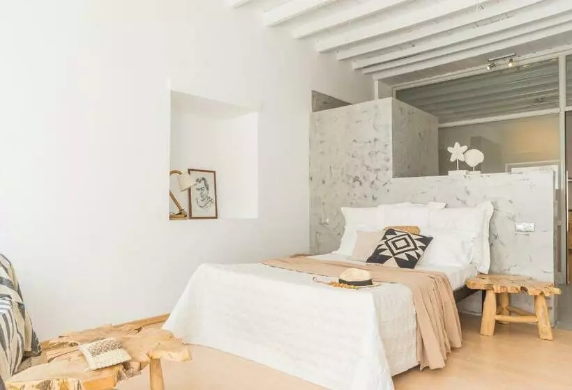 Aretousa Deluxe Downtown Apartment