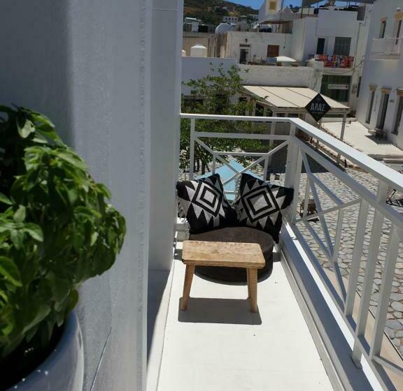 Aretousa Deluxe Downtown Apartment