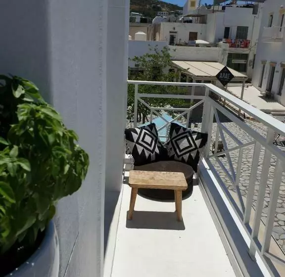 Aretousa Deluxe Downtown Apartment