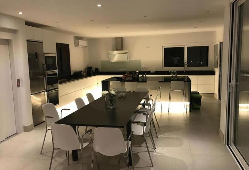 Luxury Villa With Heated Pool For 12 To 14 People
