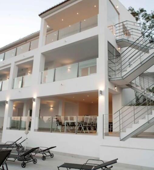 Luxury Villa With Heated Pool For 12 To 14 People