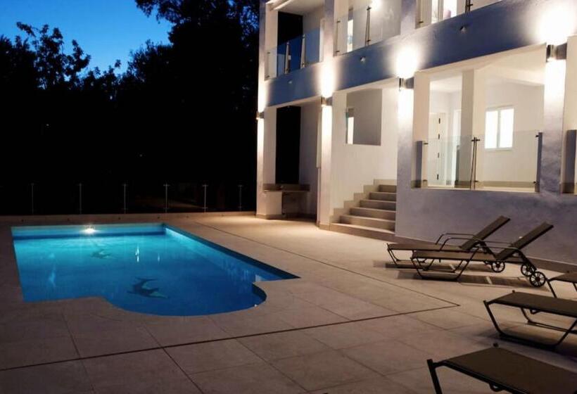 Luxury Villa With Heated Pool For 12 To 14 People