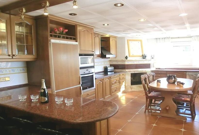 104648    Villa In Blanes