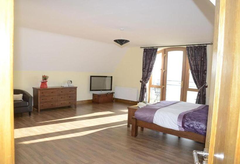 פנסיון Templeview Lodge