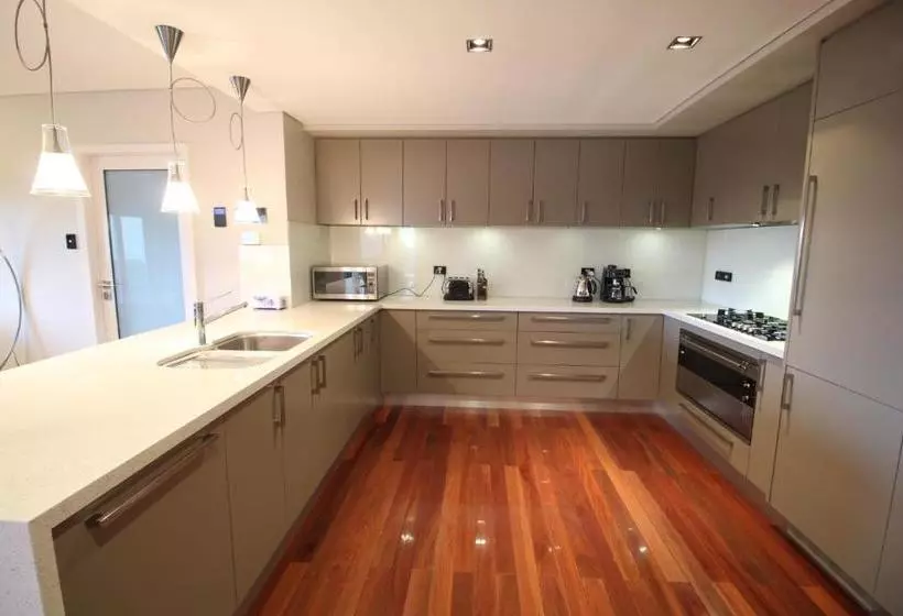 Sunny 3 Bedroom Apartment In Sandy Bay