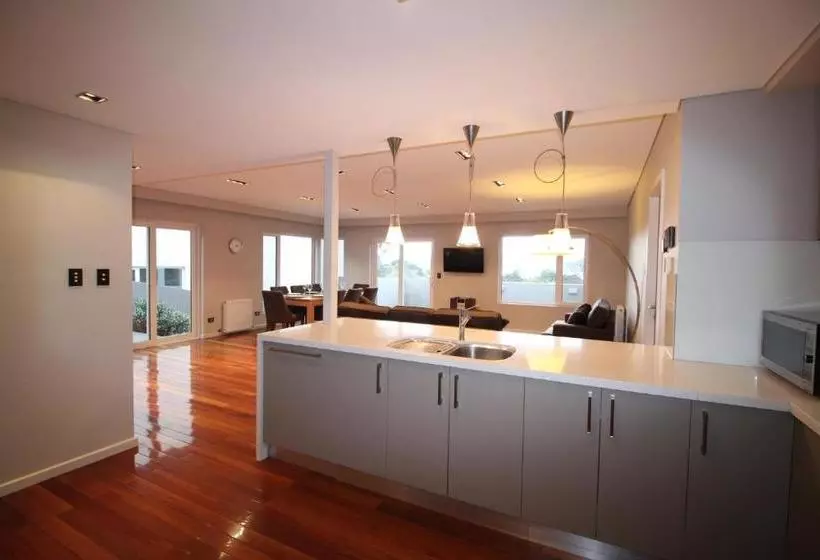 Sunny 3 Bedroom Apartment In Sandy Bay