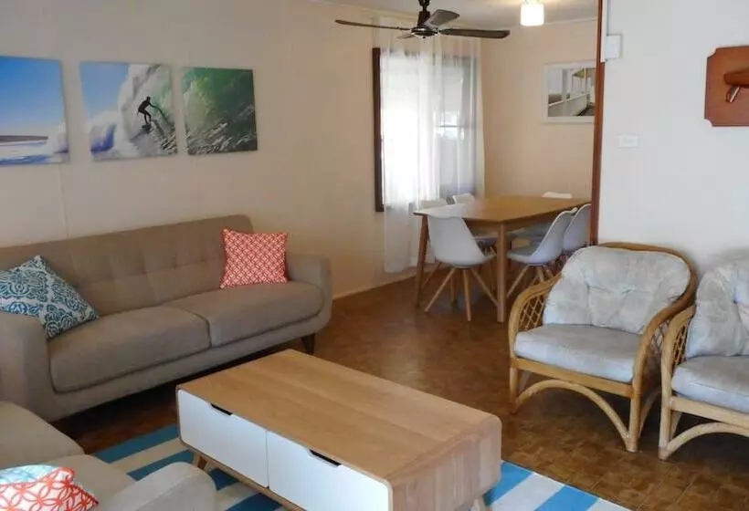 Tea Tree Hat Head   6 Hutcheson Street  No Sheets Or Towels Provided