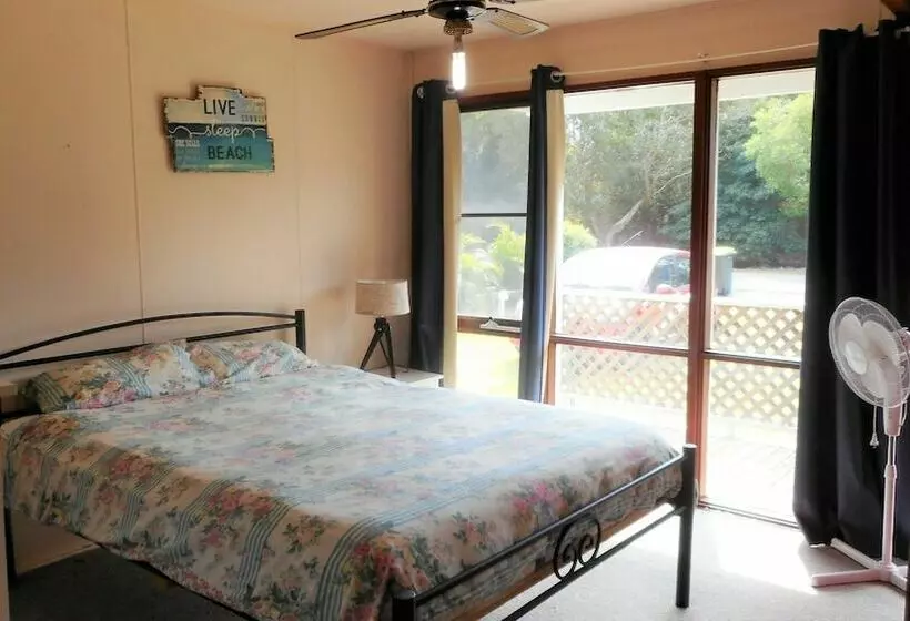 Tea Tree Hat Head   6 Hutcheson Street  No Sheets Or Towels Provided