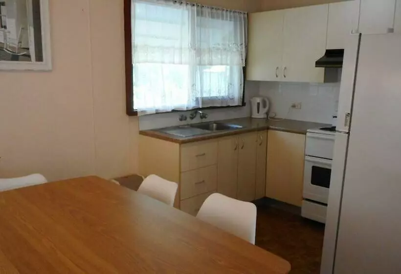 Tea Tree Hat Head   6 Hutcheson Street  No Sheets Or Towels Provided