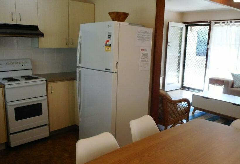 Tea Tree Hat Head   6 Hutcheson Street  No Sheets Or Towels Provided