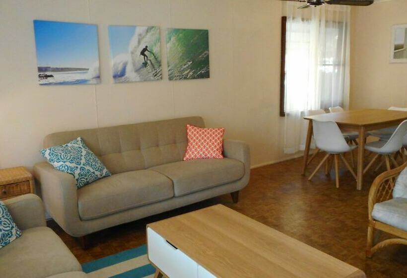 Tea Tree Hat Head   6 Hutcheson Street  No Sheets Or Towels Provided