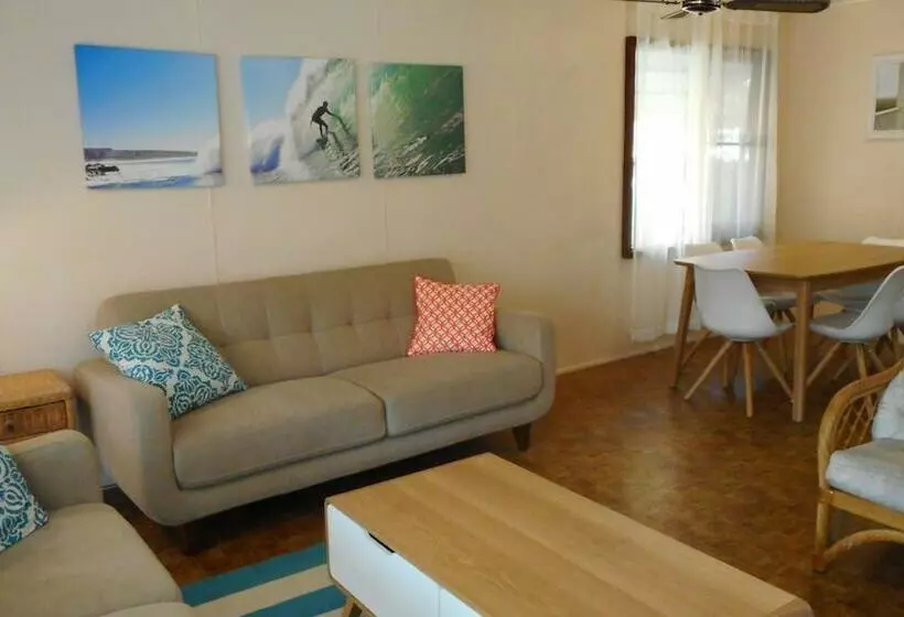 Tea Tree Hat Head   6 Hutcheson Street  No Sheets Or Towels Provided