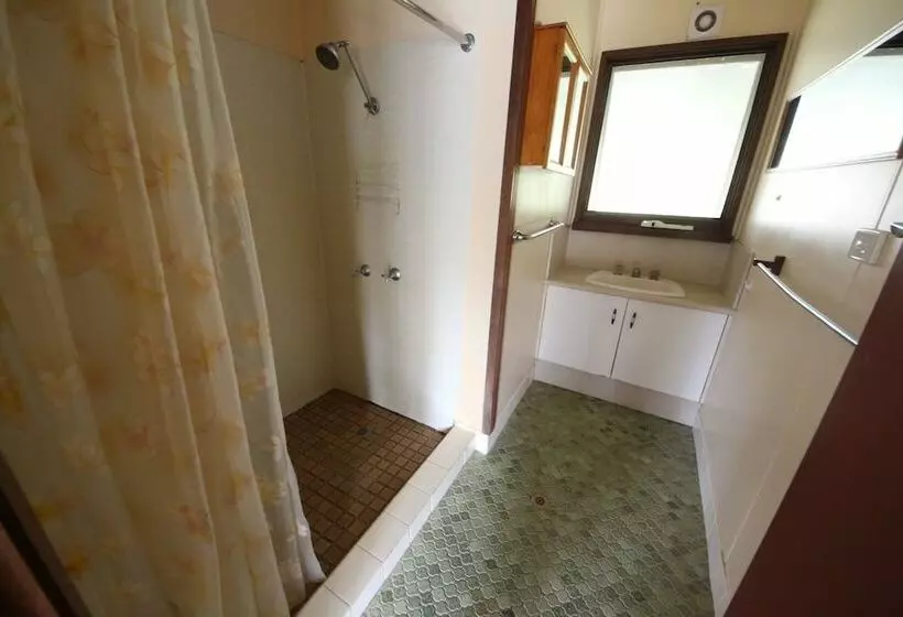 Tea Tree Hat Head   6 Hutcheson Street  No Sheets Or Towels Provided