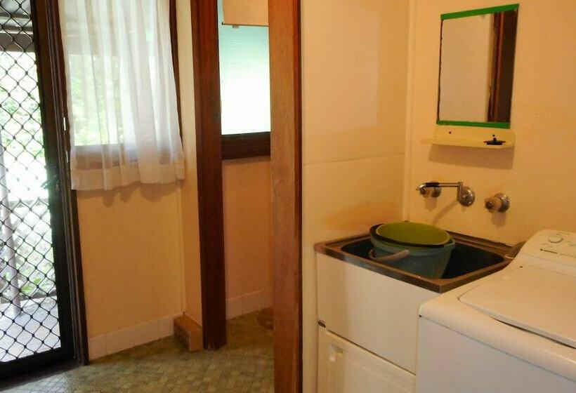 Tea Tree Hat Head   6 Hutcheson Street  No Sheets Or Towels Provided