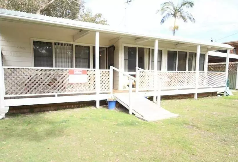 Tea Tree Hat Head   6 Hutcheson Street  No Sheets Or Towels Provided