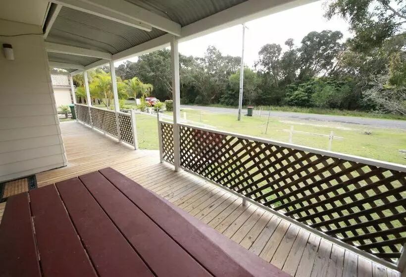 Tea Tree Hat Head   6 Hutcheson Street  No Sheets Or Towels Provided