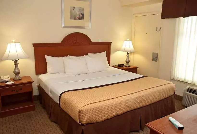 Отель Best Western Plus Holiday Sands Inn & Suites