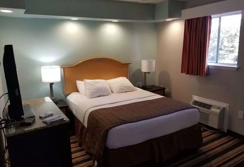 Отель Best Western Plus Holiday Sands Inn & Suites