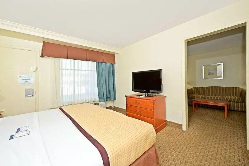 Отель Best Western Plus Holiday Sands Inn & Suites