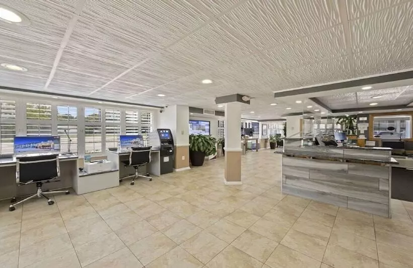 Отель Best Western Plus Holiday Sands Inn & Suites