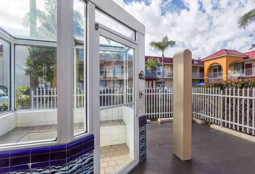 호텔 Days Inn & Suites By Wyndham Port Richey