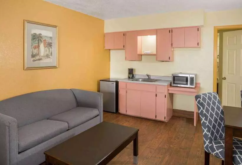 호텔 Days Inn & Suites By Wyndham Port Richey
