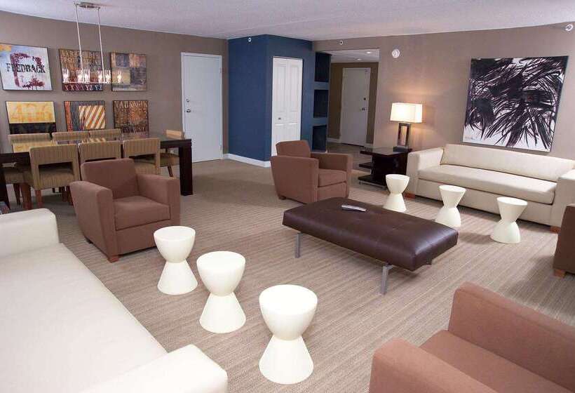 فندق Doubletree By Hilton St. Louis Westport