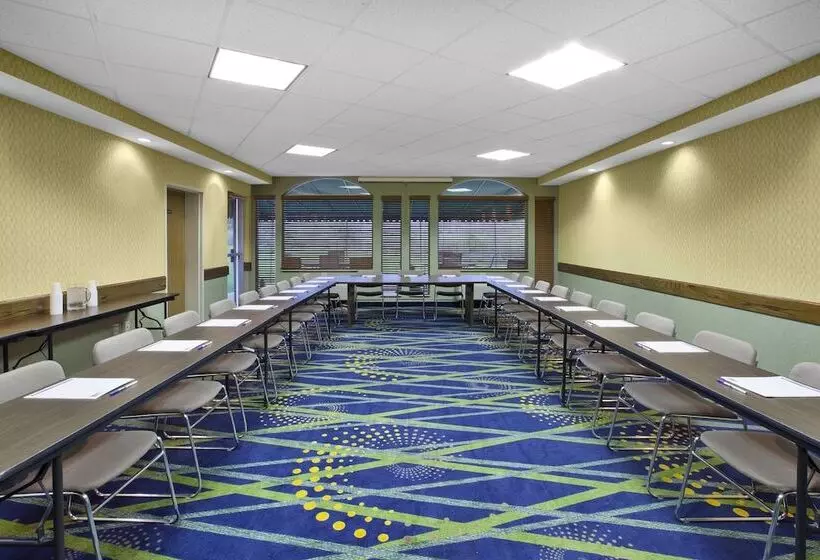 酒店 Holiday Inn Express Irwin Pa Tpk Exit 67, An Ihg