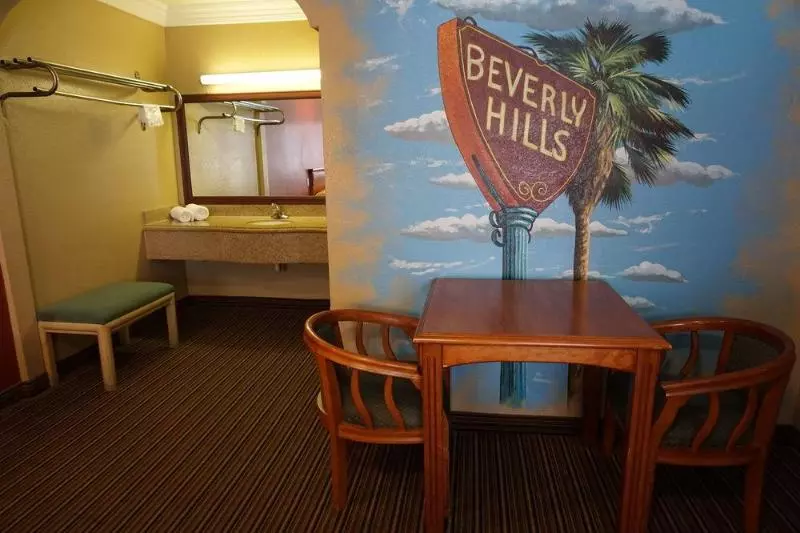 هتل Hollywood Inn Express North